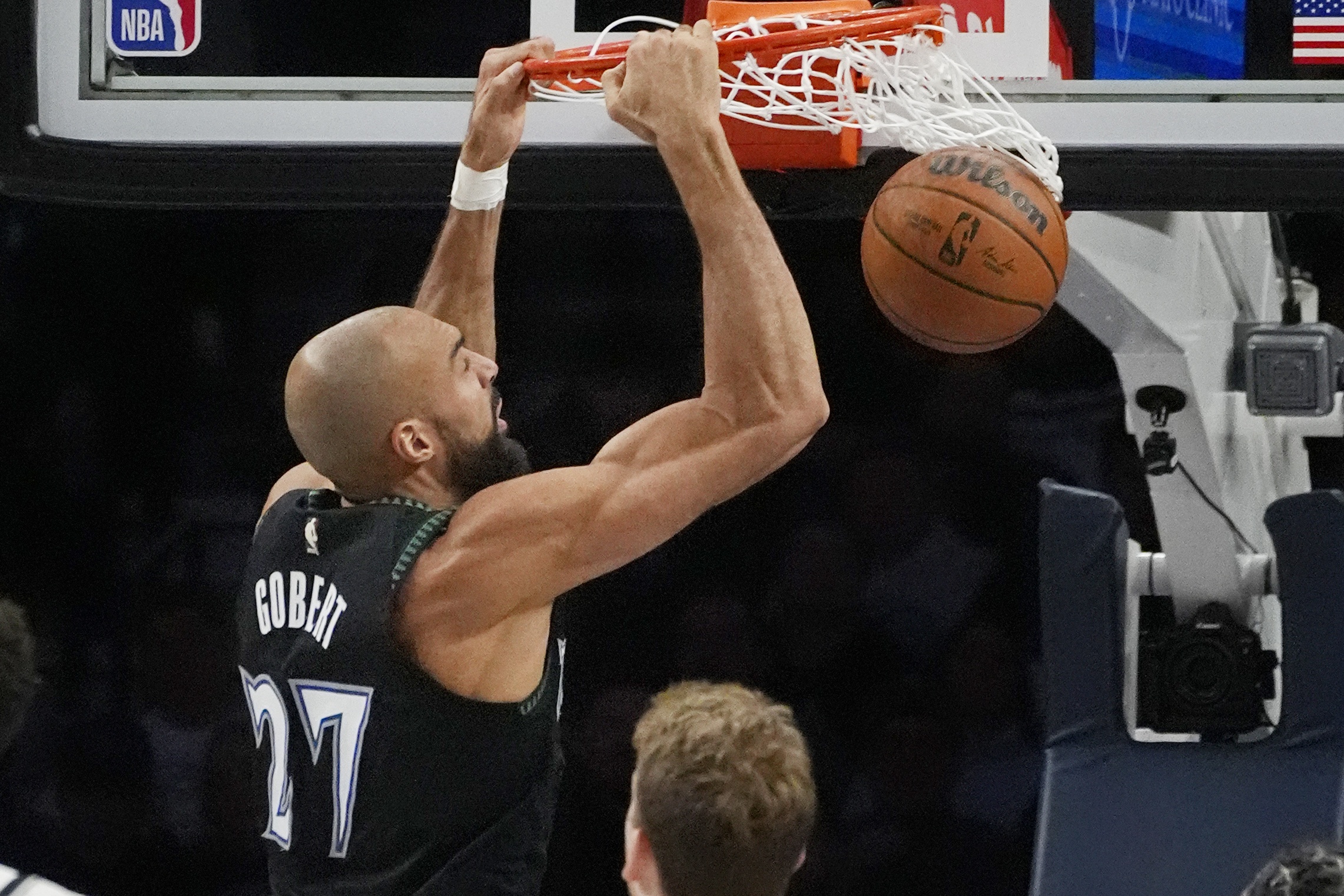 开云体育官网-标配两双！戈贝尔5中5得到11分10板 防守给力送2断4帽&amp;但罚球5中1