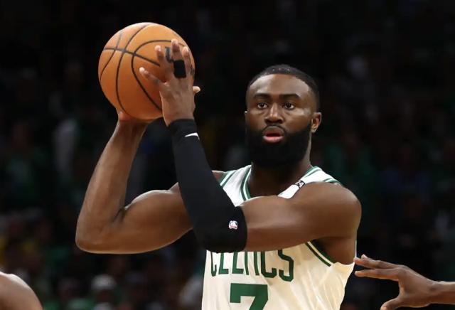 开云体育网址-联盟高管：布朗渴望长期留队 他在未来会变得更好